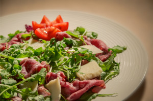 carpaccio di vitellone con rucola e formaggio