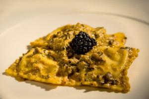 ravioli ripieni di ricotta, radicchio e tartufo