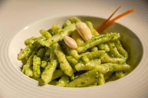 strozzapreti al pesto di rucola, parmigiano e mandorle amare