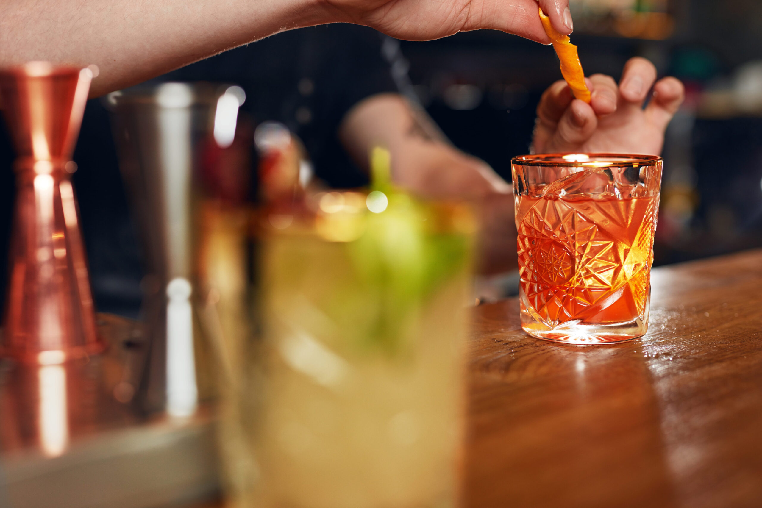 il cocktail bar dell'hotel Valle del Marta con i liquori firmati dalla Distilleria NUMA